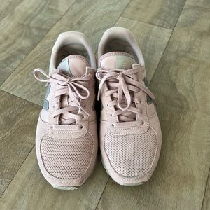 New Balance WL220TE Sneakers